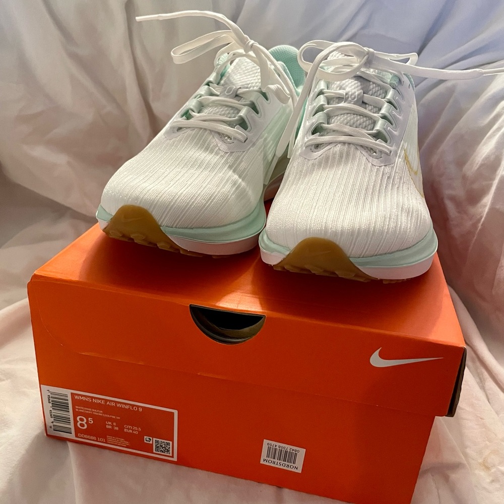 NEW Nike Air Winflo 9 - Size 8.5